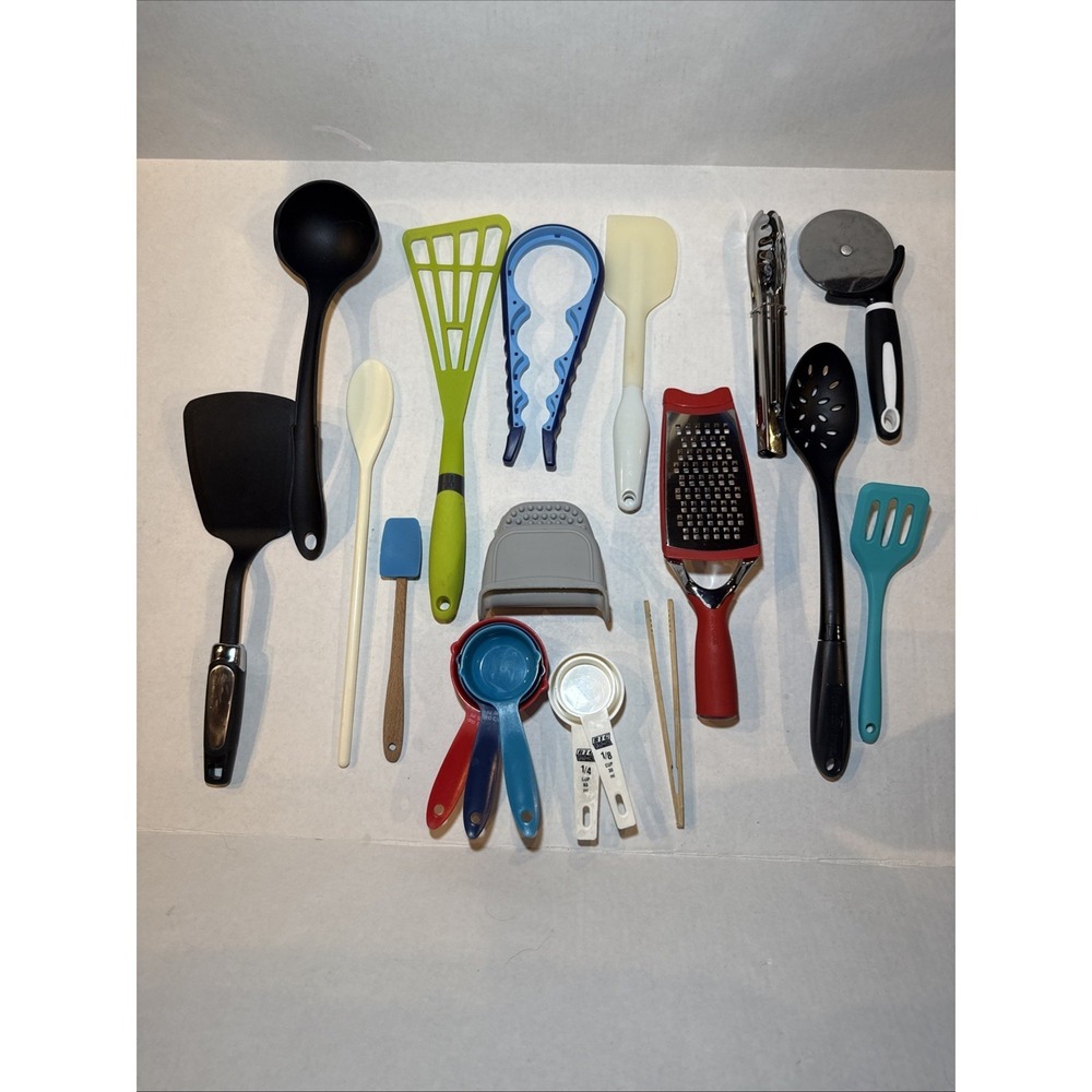 19 Piece Set of Assorted Kitchen Utensils. Stainless Steel and Plastic Preowned